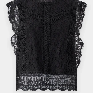 Svart spetsblus med volangdetaljer - Supersnygg svart blus i spets med volangdetaljer längs ärmhålen och nederkanten.  Nypris 450 men säljer då den inte kommer till användning! Jättebra skick och använd fåtal gånger! 