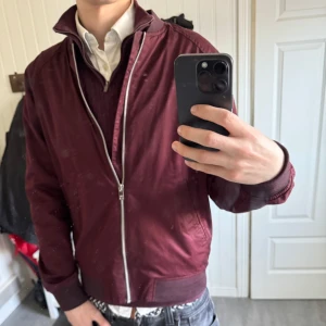 Vinröd bomberjacka från elvine - fetaste vinröda jackan, perfekt till våren/hösten sommarkvällar, otrolig passform om du är runt 178-185cm. ST M 🤗skriv privat för flera frågor! priset är ej hugget i sten!! 🤟🏻