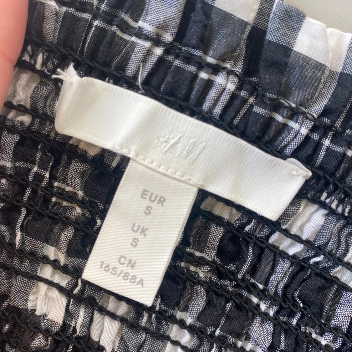 Svartvit rutig offshoulder topp från H&M - 3