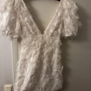 Vit klänning med fransar - Säljer denna SÅ fina vita klänningen ifrån Mix & Match! Den är i storlek 36 och är endast testad! Perfekt nu till studenten 💕