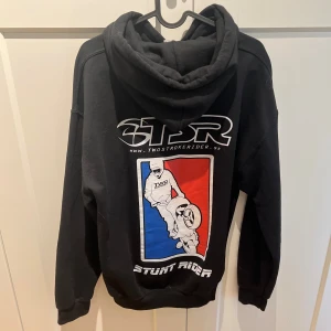Hoodie från Two stroke - Säljer en svart hoodie från Two Stroke. Tröjan är i riktig toppkvalitet och väldigt skön! Den är även knappt använd. Nypris: 350