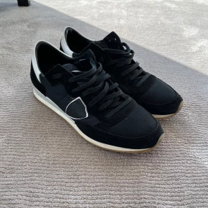 Philippe model skor  - Philippe modelskor- mycket bra skick- stolen 43- hör av er vid funderingar🙌