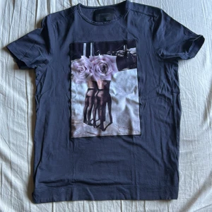 Limitato T-shirt - Säljer nu min Limitato T-shirt då jag inte använder den alls längre. Den är i storlek S och är i suveränt skick, original låda samt andra tillbehör medföljer. Skriv gärna i Dm ifall du har några frågor!