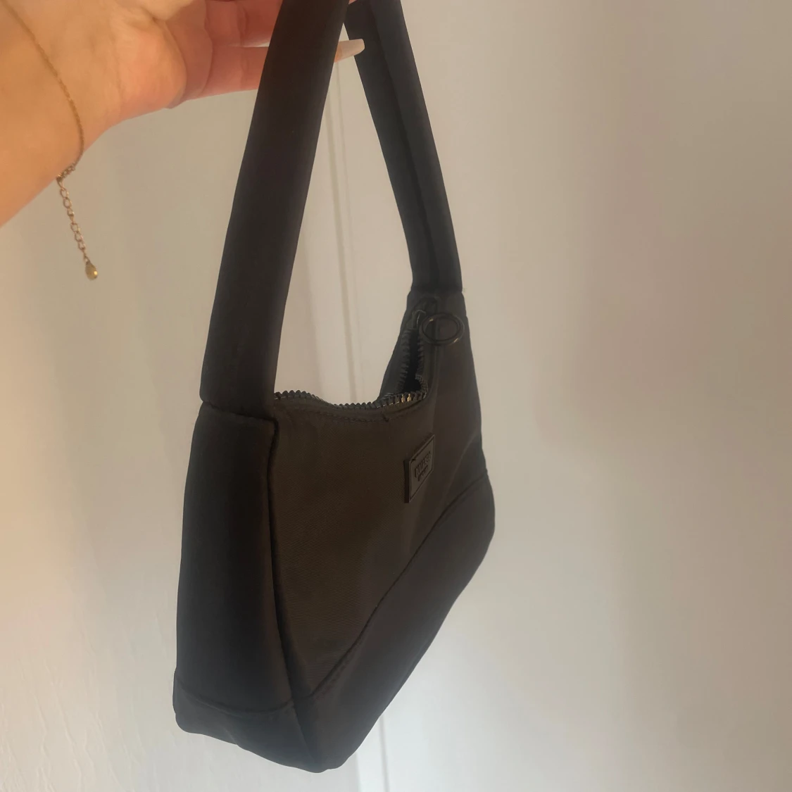 Svart axelväska med dragkedja - 1