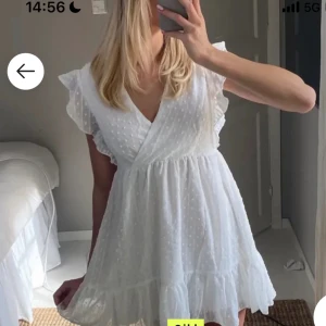 Klänning  - Intressekoll på denna klänning som är perfekt till studenten. Köpt här på Plick men aldrig använd. Har flera klänningar till studenten så funderar på att sälja denna. Skriv för egna bilder🫶🏼🫶🏼