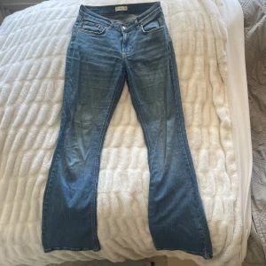 Blå jeans från Gina Tricot - Snygga blå jeans från Gina . Väl använda. Märkeslappen som sitter på baksidan har fått en spricka men annars är dem så gott som nya 🫶🏻