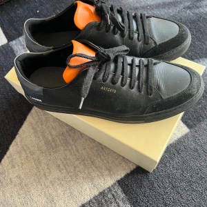 Axel Arigato Skor - Stilrena svarta Axel Arigato skor i storlek 44! Relativt använd men ända synliga slitaget är crease märken vid tån och hälen. Passar även 45. Nypriset på dessa va 2550. Kan skicka kvitto om de så behövs🤝🔥Pris kan diskuteras vid snabb affär!💸Kartong medföljes även, dustbag saknas däremot.