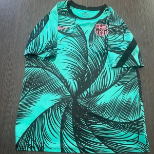 Äkta Barcelona träningströja nike - Säljer min äkta Barcelona träningströja! Tröjan är riktigt snygg och perfekt att träna i! Storlek 13-15 år (158-170! Lite nopprig på visa ställen som visas!  Hör av dig vid minsta lilla fundering! Kolla gärna in mina andra artiklar!  Fotboll fotbollströja fotbollsskor Nike Barcelona T-shirt grisch thiago alcantara Adidas football shirt Madrid Liverpool Chelsea longsleeve