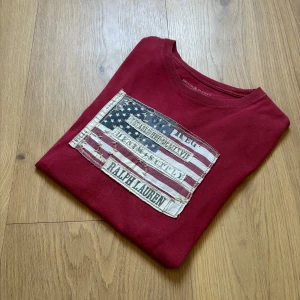 Röd t-shirt från Ralph Lauren - Tja! Säljer en skön Ralph Lauren t shirt. Ba fatta denna med ett par röda flycrews på våren😋 benätsen kommer springa efter dig! Storlek S som ny i skicket. Hör av dig vid frågor😅