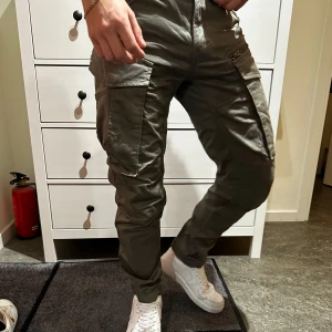 Gröna cargobyxor från G-Star RAW - Snygga gröna cargobyxor från G-Star RAW. Byxorna har tapered passform. Sparsamt använda! Nypris: 1300kr