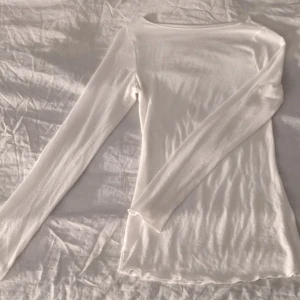 Intimissmi tröja  - Vit intimissmi tröja som endast används en gång i somras. En tunn och fin tröja som passar perfekt till sommaren eller en varm vårdag. En väldigt populär tröja som har orginalpriset 459 kr men som jag säljer för 300 kr, pris kan diskuteras. Tröjan är i storlek S. Hör av dig vid intresse!💕