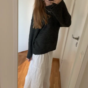 Vit långkjol - Säljer en jättefin lång kjol, den är väldigt stretchig och skön att ha till sommarn. Säljer den då jag har så många långkjolar och att denna inte kommer till användning😙💝