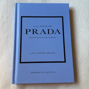 Lilla boken om Prada - En stilren bok om Pradas historia och inflytande inom modevärlden, skriven av Laia Farran Graves. Perfekt för modeintresserade som vill fördjupa sig i Pradas eleganta och innovativa design.