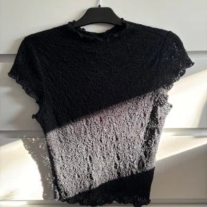 Svart spetsblus från H&M  - Säljer en svart spetsblus från H&M. Toppen har korta ärmar och en fin spets design. Hör av er vid intresse🤗