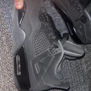 Svarta Nike Air Jordans - Snygga svarta Nike Air Jordans med en stilren design. Skorna har snörning och är tillverkade i syntetmaterial med detaljer i mocka. Perfekta för en sportig look.