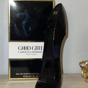 Good Girl Eau de Parfum från Carolina Herrera - Den populära doften från Carolina Herrera, Good Girl. God, fräsch och kvinnlig doft. Säljer då den inte kommer till användning. har stått på en hylla i mitt rum där inte solen når. Köpt på Kicks. Kolla gärna min profil för fler parfymer 
