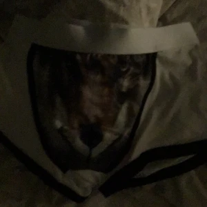 Vit keps med djurmotiv - Cool vit keps med ett djurmotiv på framsidan. Perfekt för att sticka ut i mängden med en unik stil. Justerbar passform för att sitta bekvämt hela dagen.