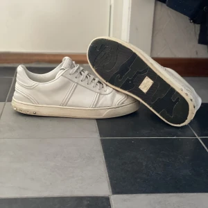 Valentino flycrew - Riktigt feta flycrews som har mycket kvar att ge. Säljer i befintlig skick skulle bedöma de som 7/10 nån nit som saknas dessvärre men brukar höra till dom skorna. Storlek 41/42. Vid frågor är det bara och fråga😃