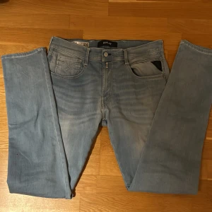 Ljusblå Replay Hyperflex - Snygga ljusblå jeans från Replay Hyperflex med en klassisk femficksdesign. De har en normal passform och är tillverkade i ett stretchigt material för extra komfort. Perfekta för en avslappnad stil.💯 jeansen är använda men i väldigt bra skick👍 skriv till mig vid frågor och funderingar så svarar jag så fort jag kan😊
