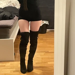 Overknee heels with laces - Överknä klackar med snöre i storlek 37! Utsidan är len och mjuk med snöre där bak. Man kan se att de är använda på bild 3&4. Ända defekten på skorna är att ena skon syns på bild 4 men det är inget man ser uppifrån, bild 5. Klacken är 4,5cm. Från klacken till topp är skorna 60cm i längden. Kontakta mig om ni har frågor :) 