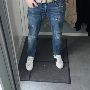 Dondup jeans - Blå dondup jeans med slitningar. Storlek 31. Pris 1099