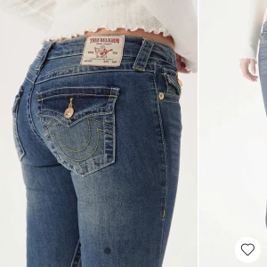 Blå lågmidjade jeans från True Religion - Snygga blå jeans från True Religion med bootcut-stil och låg midja. Säljer då de är för små för mig. Orginalpris 1400kr🫶🏻🫶🏻