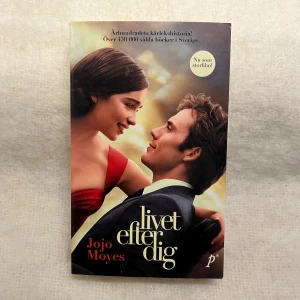 Livet efter dig - Boken 'Livet efter dig' av Jojo Moyes är en gripande kärlekshistoria som har sålt över 450 000 exemplar i Sverige. Den handlar om Lou Clark och Will Traynor, två personer från olika världar vars liv förändras när de möts. En berättelse om kärlek, förlust och att hitta mening i livet.