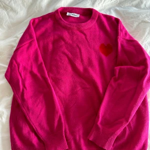 Rosa tröja med hjärta från Just Female - Väldigt fin tröja nu till våren, väldigt bra skick!🥰