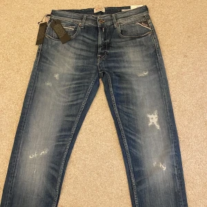 Nya Replay Grover  - Säljer dessa sprillans nya Replay Grover som även har tagsen kvar. De är i storlek W31 L34 och har en slim fit passform.  De har även snygga slitningar framtill och vid fickorna baktill. Jag säljer nu dessa för endast 799 kr. Ord pris ligger på hela 1799 kr. Tveka inte på att höra av er vid bud eller frågor.