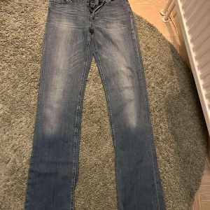 Blå jeans från Lee - Snygga blå jeans från Lee med klassisk femficksdesign och dragkedja. De har en lätt tvättad look som ger en avslappnad stil. Perfekta för en casual outfit. 68 cm är midjemåttet!
