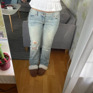 Jeans håliga bootcut lågmidjade utsvängda lowwaist - Jeans,  midja: 38,5cm innerbenslängd: 87cm.           Bilder är lånade!
