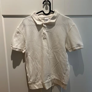 Vit pikétröja från Zara - pikétröja från Zara i bra skick.                                Storlek M sitter som S