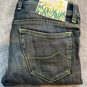 Blå jeans från Jacob Cohën - Skick: 7/10, liten slitning - Storlek: 30 - Längd:97cm Midja:40cm ben:17cm - Nypris: 5000 kr+