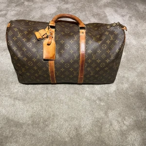 Louis Vuitton keepall - Säljer nu denna feta Louis Vuitton ”keepall monogram” | Riktigt bra skick, inga större defekter eller så | Storleken är 50 | Bara att skriva vid frågor 