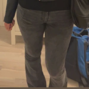 Grå jeans från Perfect Jeans Ginatricot - Snygga gråa jeans från Perfect Jeans Ginatricot i storlek 38. De är mid waisted och bootcut