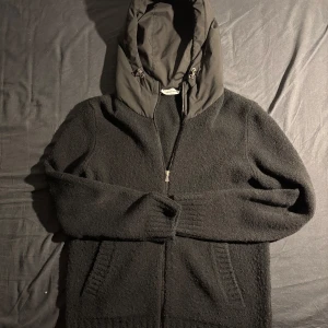 Gran sasso cardigan - Halloj! Säljer min extremt snygga och sällsynta cardigan från gran sasso. Cardiganen är i väldigt bra skick om bra omhändertagen. Kvitto ingår.