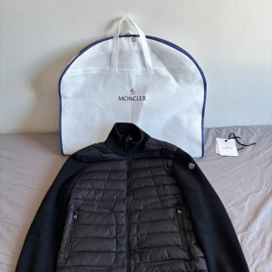 Svart Moncler cardigan  - Svart moncler cardigan i storleken L den är i ett bra skick utan några skador, dust bags och taggar finns . Jag är 181cm och den sitter bra på mig. Hör av dig för fler bilder eller frågor!