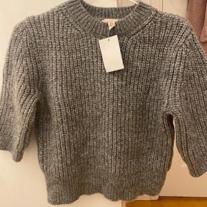 Stickad t-shirt - Jättesöt grå stickad tshirt som är i nyskick me lapp kvar💗100kr + frakt