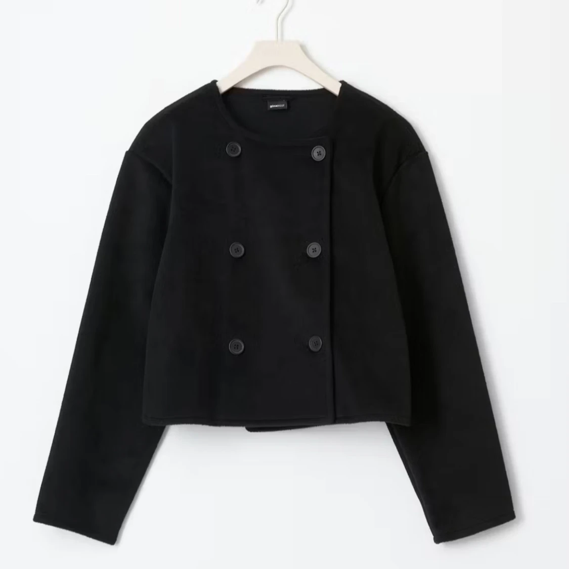 Svart kappa med knappar