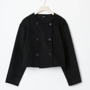 Svart kappa med knappar - helt oanvänd i strlk M (mer som S) prislapp kvar. 