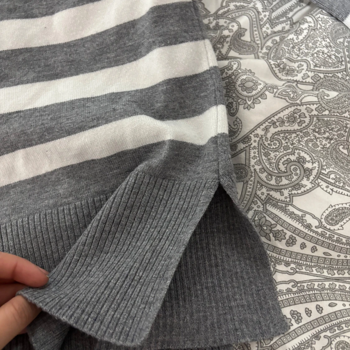 Grå och vit randig tröja - 1