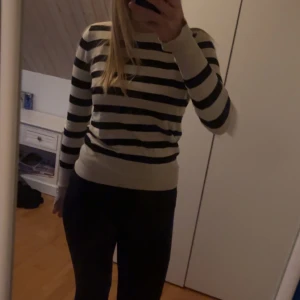 Randig tröja från Zara - Säljer en randig tröja från Zara i svart och vit med snitt vid händerna, storlek S. Tröjan har långa ärmar och en rund halsringning. Säljer då den inte är till användning längre. Alla bilder är mina egna. Hör av dig vid intresse!