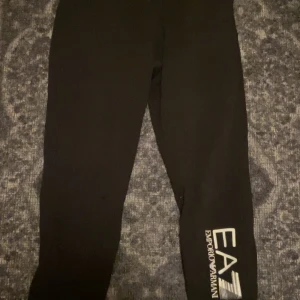 Ett par ea7 byxor. Fast pris  - Jätte bra sick