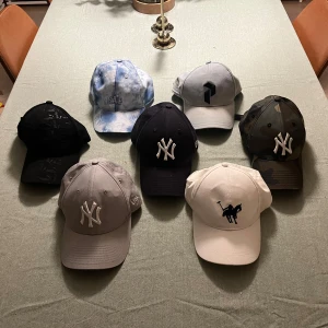Kepsar från Yankees, Peak Performance Polo mm - Tjena!🤚Säljer några snygga kepsar från kända märken som Polo, Peak Performance och Yankees. De flesta är synligt använda men har inga defekter. Om du vill köpa specifika kepsar går det bra också! Slå till👍