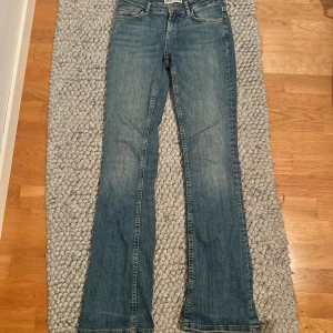 Blå Zara jeans - Snygga blå lågmidjade jeans från Zara. Endast använda ett fåtal gånger.