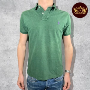 Polo Ralph Lauren piké  - Polo Ralph Lauren piké | Skick:9/10 | Nypris: 1600Kr, vårat pris endast 389Kr | Storlek M (sitter som S) | Svarar gärna på era frågor och funderingar! ✌️