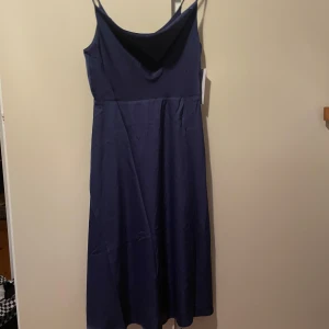 Marinblå klänning  - Fin marinblå klänning med smala axelband och både dragkedja och knappar i ryggen. Den går ner till vaderna och är perfekt som bröllopsgäst eller finare tillställning. Köpt på bubbleroom och är helt oanvänd med lappen kvar💙pris går att diskutera