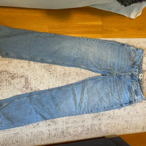 Blå jeansbyxor - Blå jeans i modellen icon från lager 157. Fråga gärna om mått önskas.