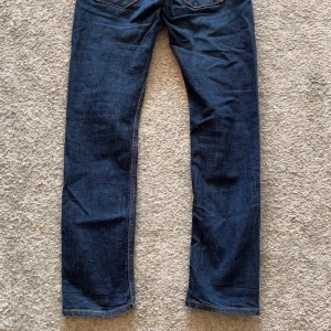 Dobber Jeans - Mörkblå Dobber Jeans använda ett fåtal gånger. Storlek 30/32 Slim i passformen. Modellen heter The poet raw!