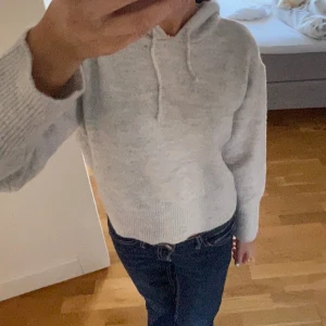 Stickad hoodie - Väldigt söt och fin stickad hoodie som sällan kommer till användning 💓 Från Gina young och pris kan diskuteras 💋